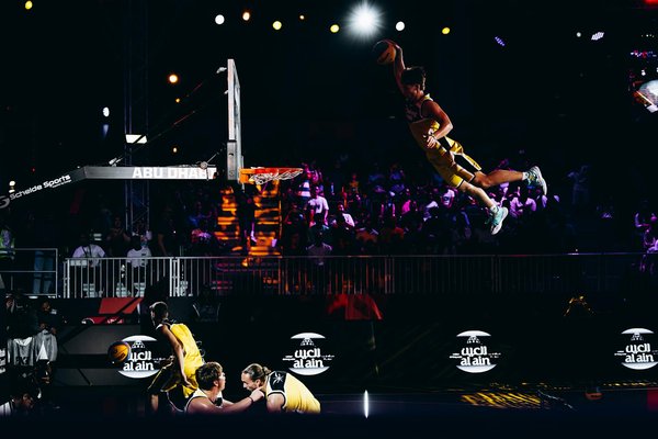 How do electronic scoring systems influence training methods in fencing?