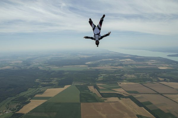 How can tandem skydivers ensure optimal communication during freefall?